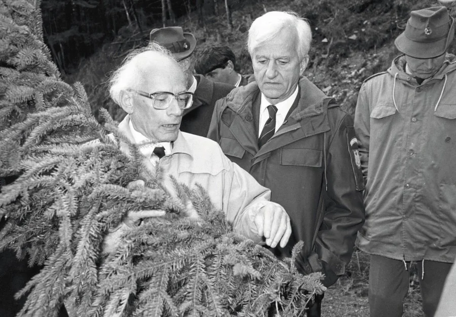 Bundespräsident_Richard_von_Weizsäcker_(M)_informiert_sich_am_11.10.1989_in_Schulenburg_im_Harz_über_die_Waldschäden_und