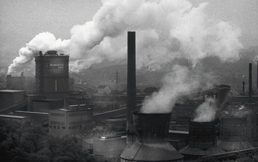 Die_Stadt_Neunkirchen_(Saar)_am_02.08.1979._Eisenwerk_und_Industriedreck.