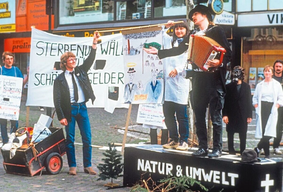 Protest_campaign_of_an_environmental_group_against_Waldsterben_in_Frankfurt_on_the_25th_of_May_in_1984.