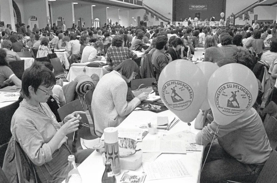 Blick_in_das_Plenum_während_des_Sonderparteitages_der_Grünen_in_Hannover_am_Sonntag_(05.06.1983)._Zu_seinem_Stromzahlung