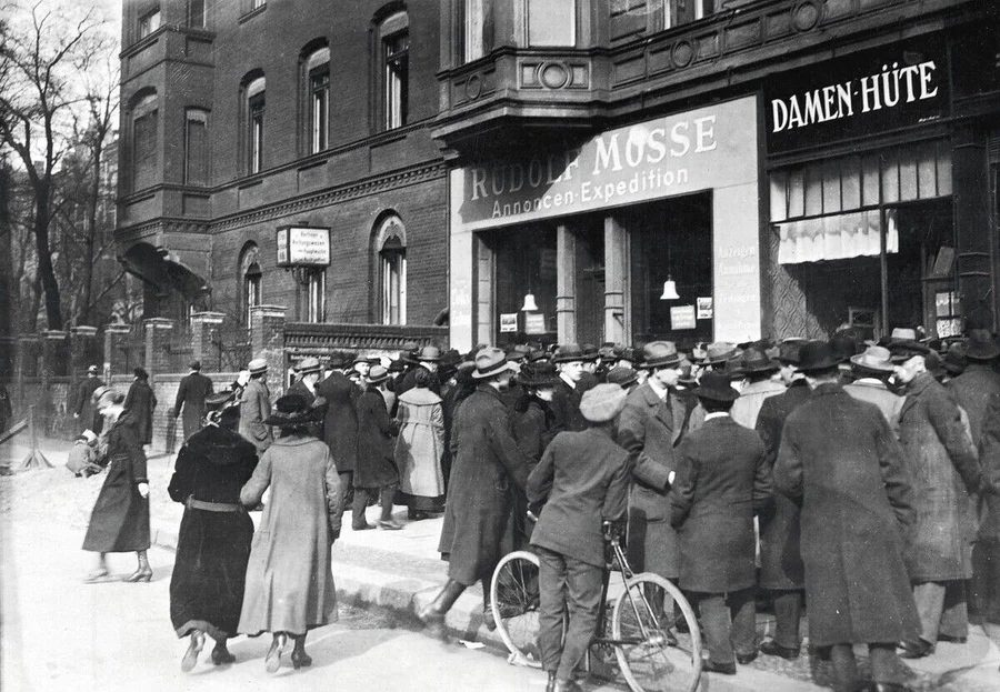 Berlin,
Annoncen-Expedition_Rudolf_Mosse_(1867_gegr.).

Andrang_vor_dem_Nachrichten-Aushang.

Foto,_um_1918_(Otto_Haecke