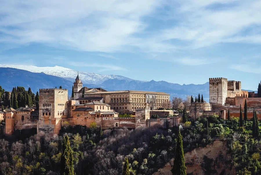 Maurische_Stadtburg_Alhambra,_Nasriden-Paläste,_Palast_Karl_V.,_hinten_schneebedeckte_Sierra_Nevada,_Granada,_Andalusien