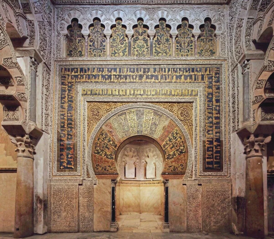 The_mihrab_portal,_a_horseshoe_arch_and_rectangular_surround_or_alfiz_richly_decorated_with_tesserae_(glass_mosaic_with_