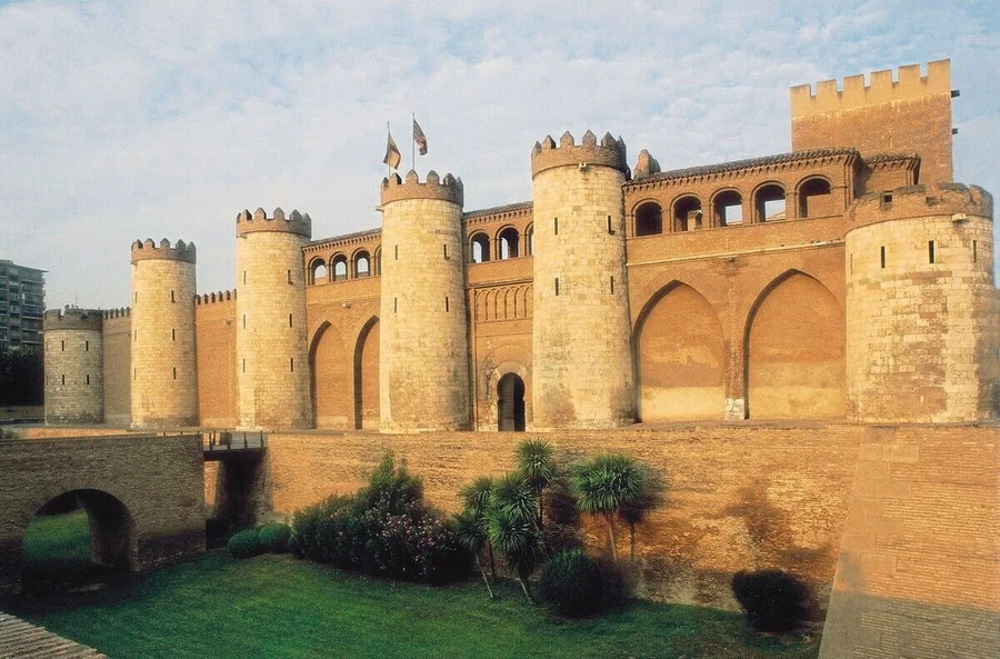 IBE5375465_The_fortified_palace_of_Aljaferia,_11th_century,_in_Zaragoza,_Spain_(photo);_Aljaferia_Palace,_Aragon,_Zarago