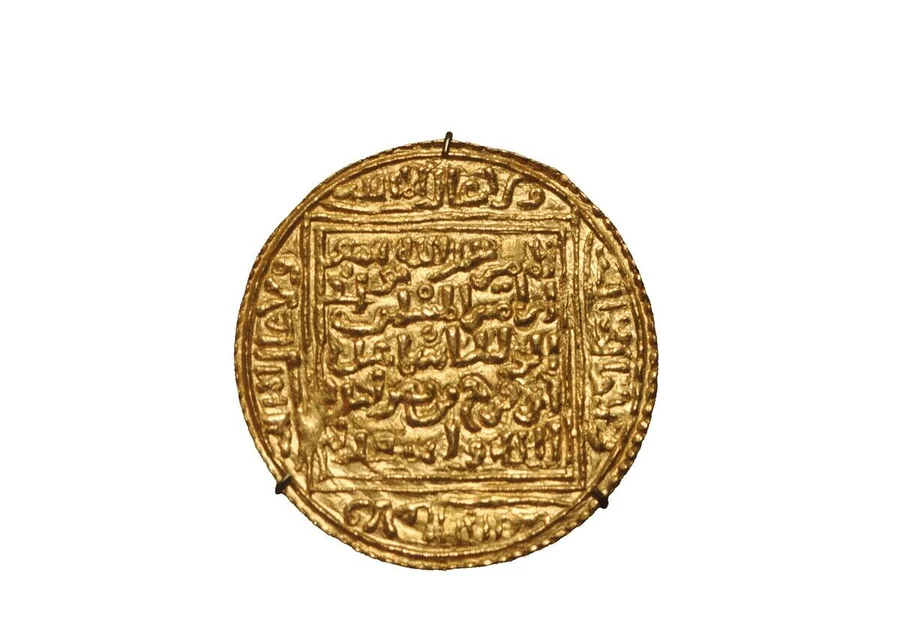 Arabische_Goldmünze_(Dinar_aus_der_Zeit_der_Nasriden_in_Spanien,_13.–15._Jh.).