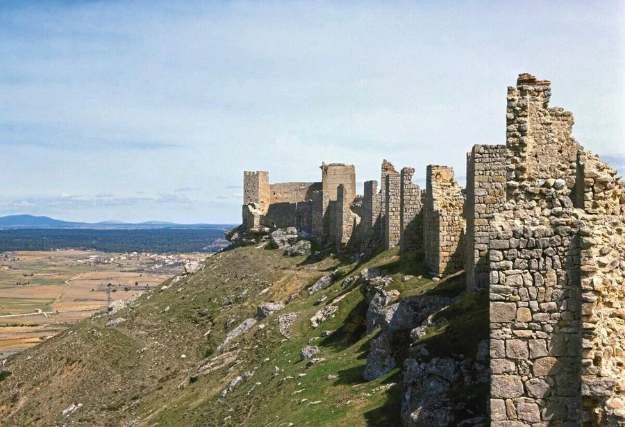 Spain._Castle_of_Gormaz._North_face._Built_after_756_by_emir_Abd_ar-Rahman_I_of_Cordoba.