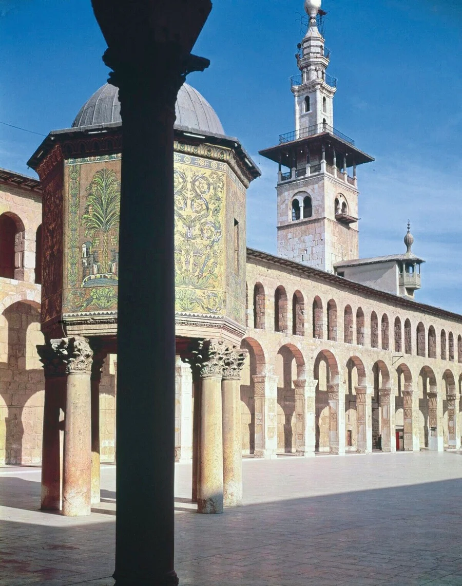XIR234540_View_of_the_Treasury_(bayt_al-mal)_and_the_North_minaret_in_the_courtyard,_built_in_705-715_AD_(photo)_by_Isla