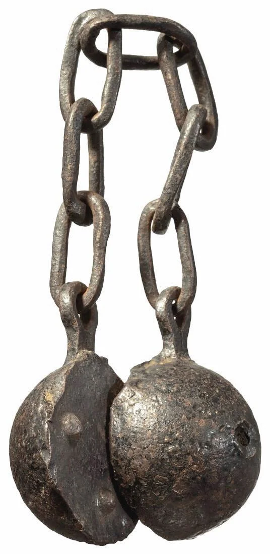 GESCHÜTZE_UND_ZUBEHÖR,_Kettenkugel_17./_18.Jhdt._Eisen._Durch_drei_Noppen_bzw._Vertiefungen_fixierte_und_mit_Ösen_verseh