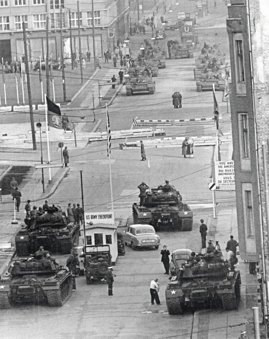XRH1712047_Photo_taken_from_Checkpoint_Charlie_in_Berlin_in_1961_(photo)_by_Unknown_photographer,_(20th_century);_(add.i