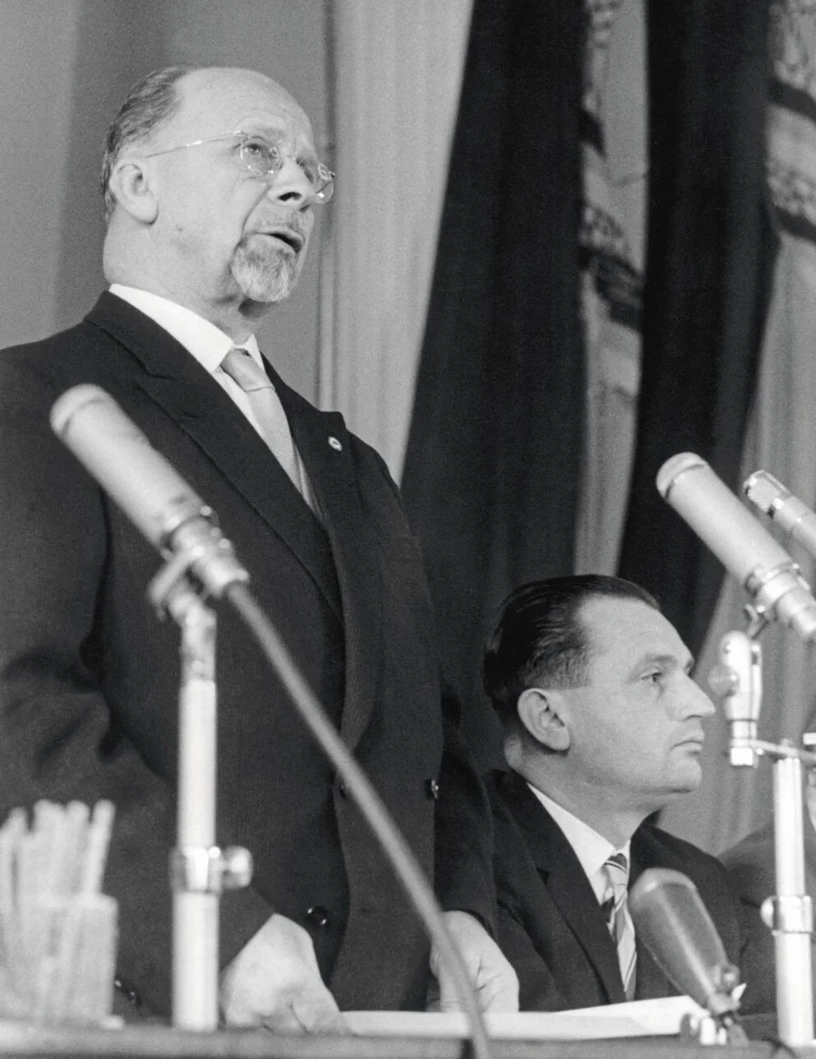 Der_Staatsratsvorsitzende_der_DDR,_Walter_Ulbricht_(l),_auf_der_internationalen_Pressekonferenz_am_15.06.1961_im_Haus_de