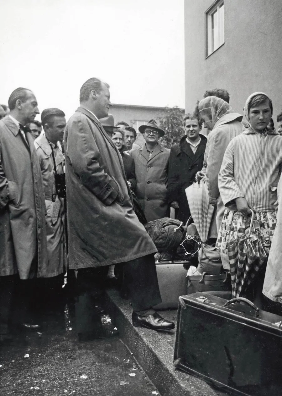 Original-Bildunterschrift:_Bürgermeister_Willy_Brandt_besuchte_Flüchtlinge_-_Heute_vormittag_besuchte_der_Regierende_Bür