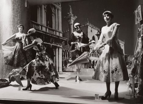 Wirtschaftswunderzeit: Schaufenster als Sittengemälde