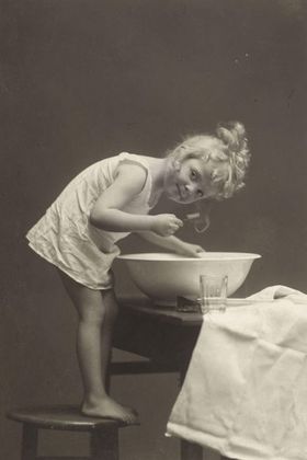 Kleine Prinzen und große Mädchen in historischen Fotografien