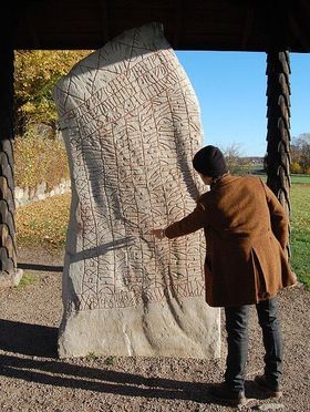 Rätselhafte Runenstein-Inschrift neu interpretiert