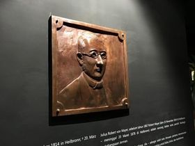 Ehren für Robert Mayer in Indonesien