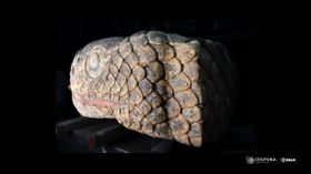 Erdbeben enthüllt farbige Schlangenkopf-Skulptur