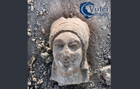 Eine griechische Frauenskulptur in der Etruskerstadt Vulci