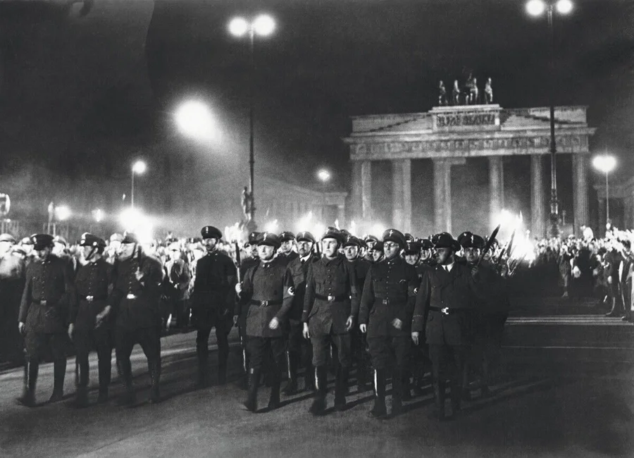Berufung_Hitlers_zum_Reichskanzler,
30._Januar_1933.
Fackelzug_der_"nationalen_Verbände"_SA,_SS_und_Stahlhelm_zur_Feier_