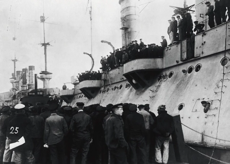 Novemberrevolution_1918_/_Meuterei_der_Matrosen_der_deutschen_Hochseeflotte_in_Kiel,_3./4._November_1918.

Gustav_Noske_