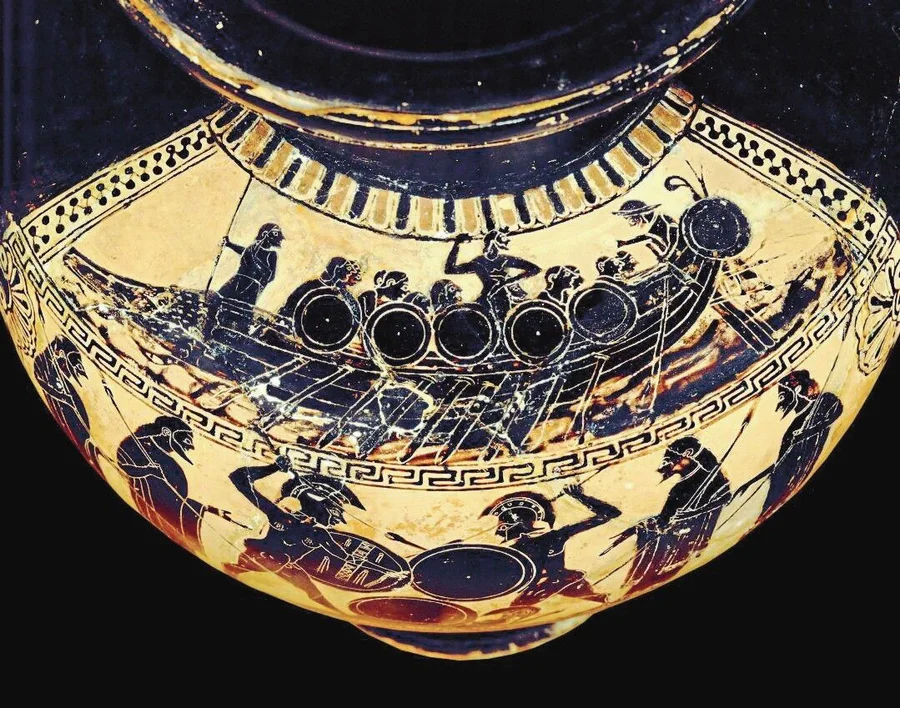 Griechische_Vasenmalerei,
schwarzfigurig,_um_560/550_v._u._Z.

Galeere_mit_Kriegern,_Ruderern_und_Steuermann.

(Unten:)_