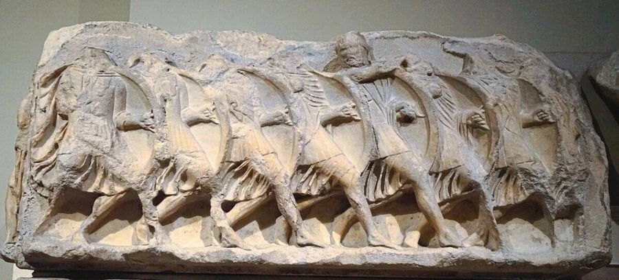 Griechische_Plastik,
ionisch,_Anfang_4._Jh._v._Chr.

-_Schlachtszene:_Phalanx_von_acht_Hopliten._-

Relief.
Marmor._
Län