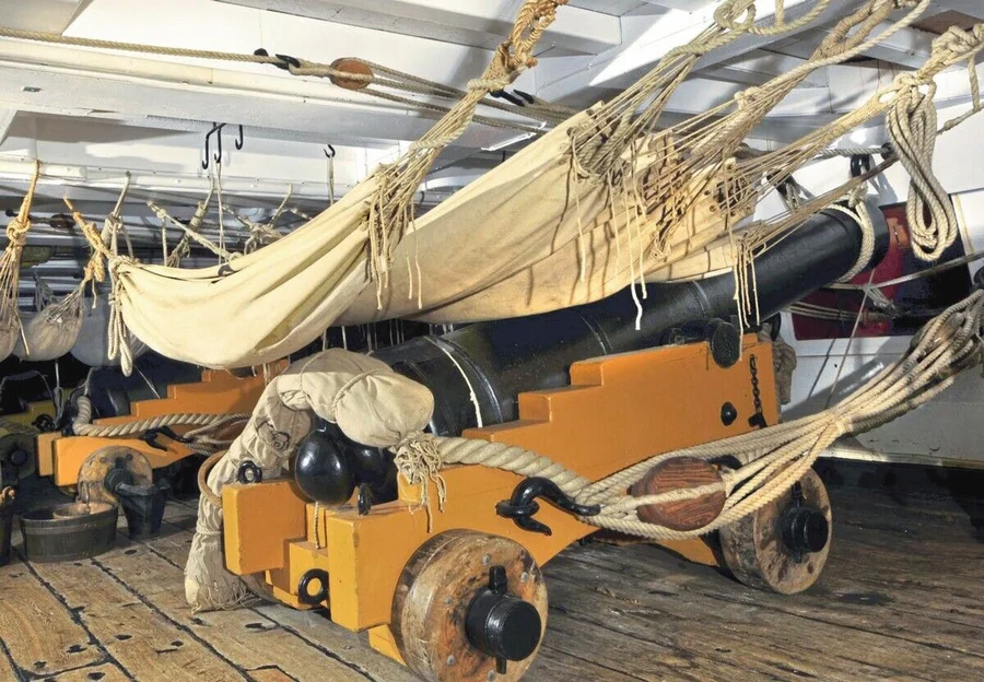 3244878_Hammocks_on_HMS_Victory,_2013_(photo);_National_Museum_of_the_Royal_Navy,_Portsmouth,_Hampshire,_UK;_(add.info.: