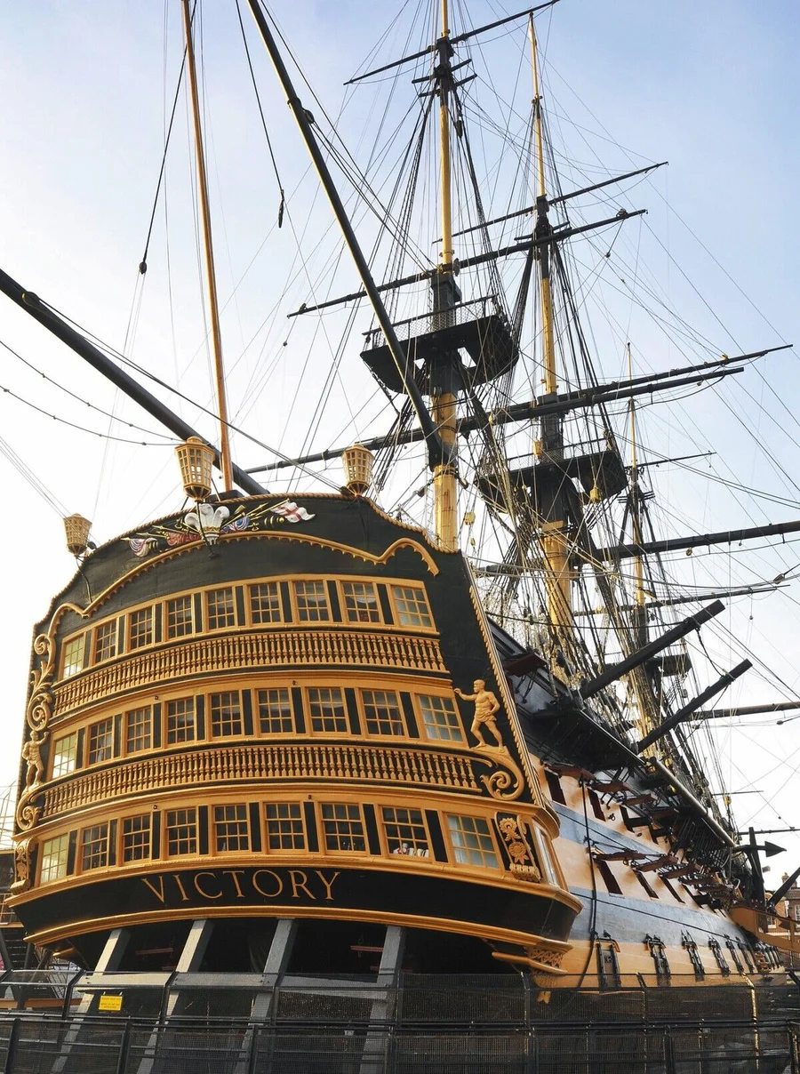 3244860_Stern_of_HMS_Victory,_Portsmouth_Dockyard,_2013_(photo);_National_Museum_of_the_Royal_Navy,_Portsmouth,_Hampshir