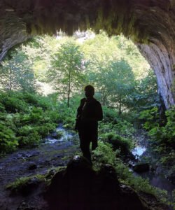 Foto von einer der Forscherinnen in der Höhle